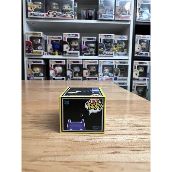 ONLY 4000 PIECE BLACKLIGHT Batman Animated Series Funko Pop Bitty #152 SDCC DC - Picture 5 of 6
